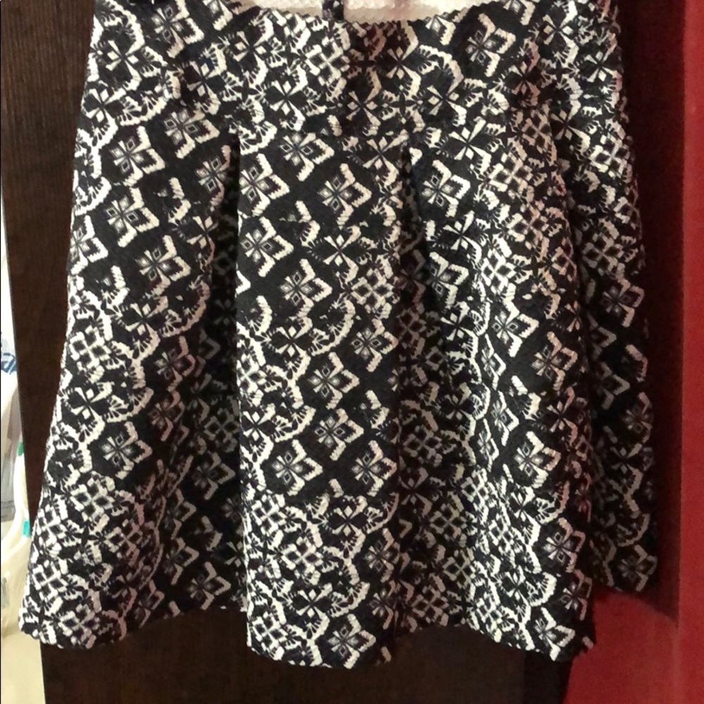 Flared skirt black and white